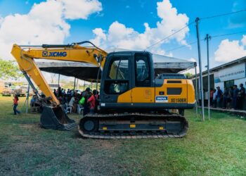 Alan Rick e Sérgio Mesquita entregam escavadeira hidráulica para fortalecer produção agrícola na Reserva Chico Mendes, em Epitaciolândia