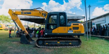 Alan Rick e Sérgio Mesquita entregam escavadeira hidráulica para fortalecer produção agrícola na Reserva Chico Mendes, em Epitaciolândia