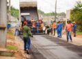 Asfalto chega à Rua 21 de Dezembro e marca novo avanço na infraestrutura de Feijó
