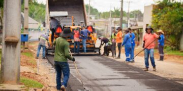 Asfalto chega à Rua 21 de Dezembro e marca novo avanço na infraestrutura de Feijó