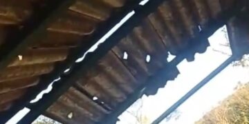 “Agora é 3D”: morador ironiza cobertura deteriorada de parada reformada em Tarauacá; vídeo repercute nas redes sociais