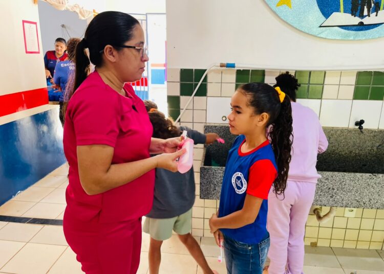 Saúde leva ações de prevenção e educação bucal à Escola Municipal Rita Maciel, em Envira