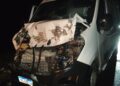 Ambulância de Feijó colide com boi na BR-364 e fica com a frente destruída próximo a Tarauacá