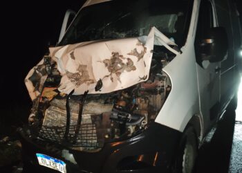 Ambulância de Feijó colide com boi na BR-364 e fica com a frente destruída próximo a Tarauacá