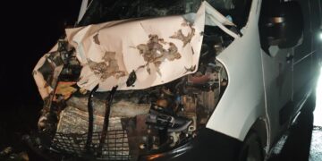 Ambulância de Feijó colide com boi na BR-364 e fica com a frente destruída próximo a Tarauacá