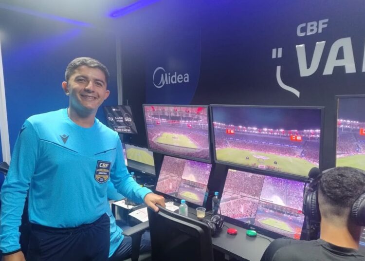 De Tarauacá para o Maracanã: árbitro Tiago Brasil integra equipe do VAR em clássico entre Flamengo e São Paulo