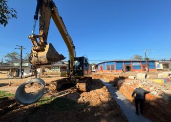 Prefeitura de Feijó realiza obra de drenagem na Avenida Castelo Branco