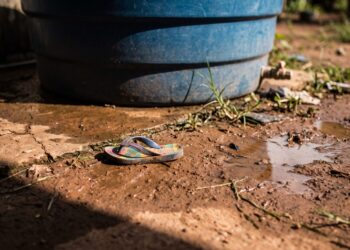 Mãe que agrediu filha após flagrá-la em caixa d’água é condenada por maus-tratos