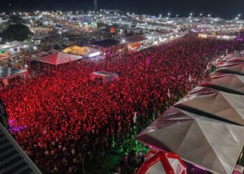 Arena do Juruá lotada: público vibra em primeira noite da Expoacre Juruá com show de Natanzinho