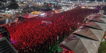 Arena do Juruá lotada: público vibra em primeira noite da Expoacre Juruá com show de Natanzinho