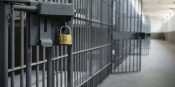 A pedido do MPAC, Justiça decreta prisão preventiva de pai e madrasta investigados por obrigar menina a ingerir substância corrosiva
