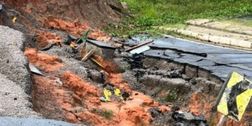 Morador volta a cobrar solução para erosão na entrada de Tarauacá e compara problema a “placa tectônica”