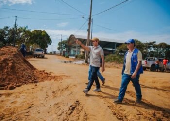 Zequinha vistoria frentes de serviço na zona rural de Cruzeiro do Sul