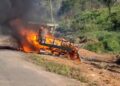 Caminhão pega fogo na BR-364, entre Sena e Manoel Urbano