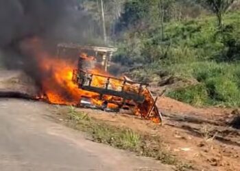 Caminhão pega fogo na BR-364, entre Sena e Manoel Urbano