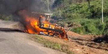 Caminhão pega fogo na BR-364, entre Sena e Manoel Urbano