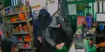 Empresário reage a assalto, toma arma de criminoso e ajuda a impedir roubo em posto flutuante de Tarauacá