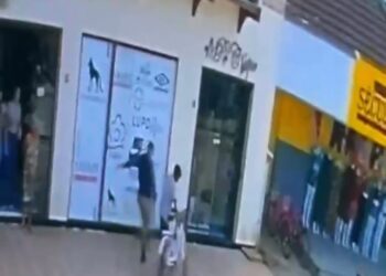 Vídeo mostra segurança agredindo adolescente indígena de 16 anos em via comercial de Tarauacá