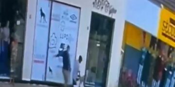 Vídeo mostra segurança agredindo adolescente indígena de 16 anos em via comercial de Tarauacá