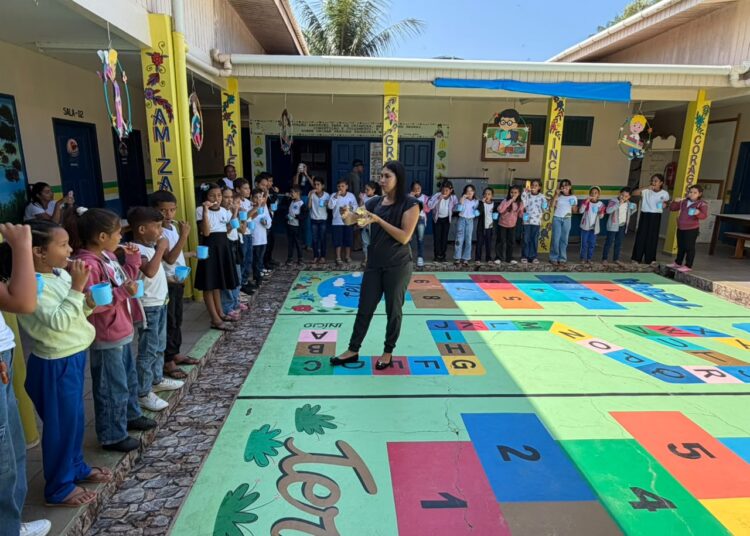 PSE leva saúde bucal aos alunos da Escola Estadual Armando Mendes, no Envira
