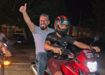 Alan Rick chega de moto em evento com apoiadores no Juruá
