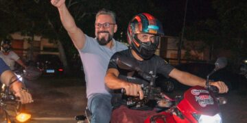Alan Rick chega de moto em evento com apoiadores no Juruá