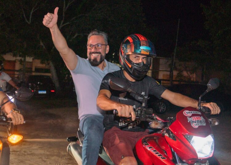 Alan Rick chega de moto em evento com apoiadores no Juruá