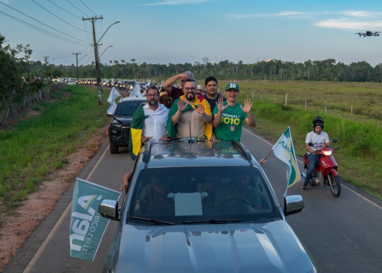 Alan Rick encerra primeiro dia de campanha com carreata histórica em Feijó