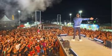 Multidão lota Parque Buritizal no show de Netto Brito no encerramento do Festival do Açaí