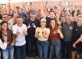 Mailza reúne prefeitos e bancada no Juruá e dá largada à campanha com adesivaço em Cruzeiro do Sul