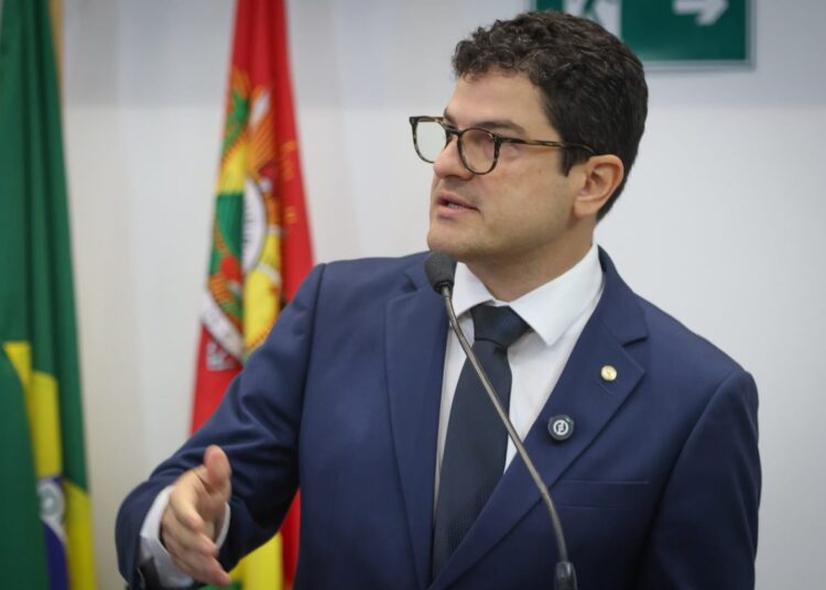 Eduardo Ribeiro alerta contribuintes sobre prorrogação do Refis e cobra planejamento para período de seca