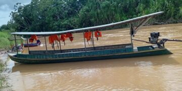 Paralisação de barqueiros deixa cerca de 700 alunos sem transporte escolar em Tarauacá