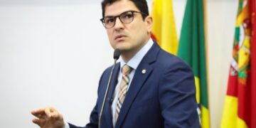 Eduardo Ribeiro cobra regularização de repasses à saúde e alerta para paralisação do transporte escolar