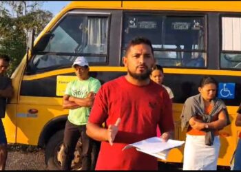 Pais denunciam ônibus escolar quebrado há três semanas e cobram socorro da Prefeitura de Tarauacá