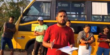 Pais denunciam ônibus escolar quebrado há três semanas e cobram socorro da Prefeitura de Tarauacá