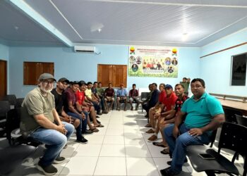 Após quase um mês de paralisação, barqueiros decidem retomar transporte escolar em Tarauacá