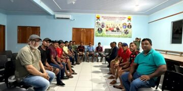 Após quase um mês de paralisação, barqueiros decidem retomar transporte escolar em Tarauacá