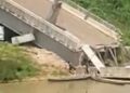 Moradores usam escombros de ponte para atravessar rio em Sena Madureira; situação preocupa