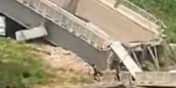 Moradores usam escombros de ponte para atravessar rio em Sena Madureira; situação preocupa