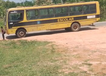 Ônibus escolar quebra e deixa estudantes da Escola Estadual Francisco Napoleão de Araújo sem aula