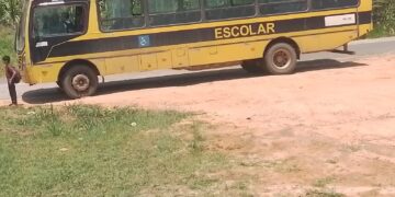 Ônibus escolar quebra e deixa estudantes da Escola Estadual Francisco Napoleão de Araújo sem aula