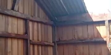 Casa é destelhada por forte rajada de vento durante temporal na zona rural de Sena Madureira
