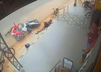 Homem perde controle de bicicleta elétrica e bate em moto estacionada em Tarauacá
