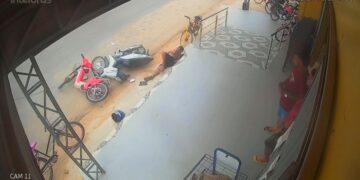 Homem perde controle de bicicleta elétrica e bate em moto estacionada em Tarauacá