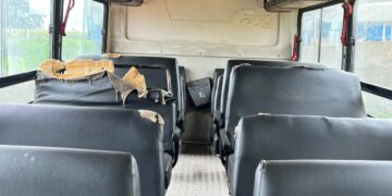 Três ônibus quebrados deixam estudantes da rede estadual sem aula; alunos denunciam abandono do transporte escolar e prédio precário da escola na zona rural de Tarauacá