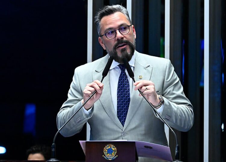 Projeto de Alan Rick vira lei e cria política nacional para pessoas com doença pulmonar rara