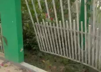 Jovem fica ferido após perder controle de moto e bater contra muro de escola em Tarauacá