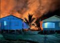 Incêndio de grandes proporções assusta moradores e mobiliza Bombeiros em Tarauacá