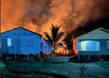 Incêndio de grandes proporções assusta moradores e mobiliza Bombeiros em Tarauacá