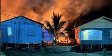 Incêndio de grandes proporções assusta moradores e mobiliza Bombeiros em Tarauacá